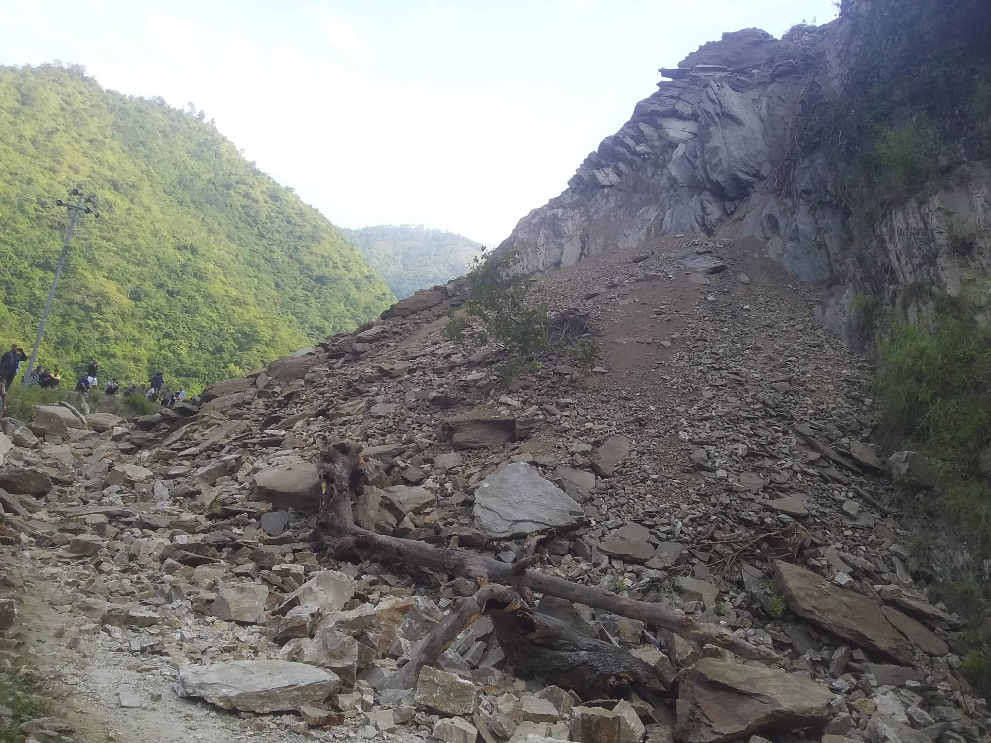 पहिरोमा परी एकैघरका तीनजनाको मृत्यु